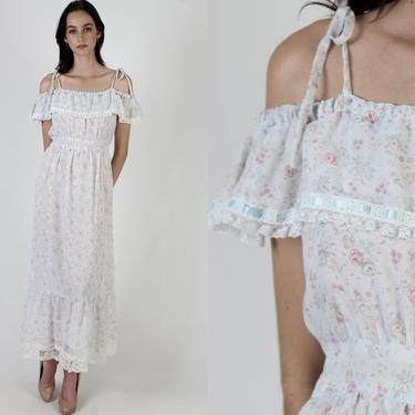 Vintage 70s White Calico Summer Dress / Off The Shoulder Tie Straps / Tiny Floral Lace Prairie Lawn Dress / Full Skirt Zip Up Sun Maxi Dress 