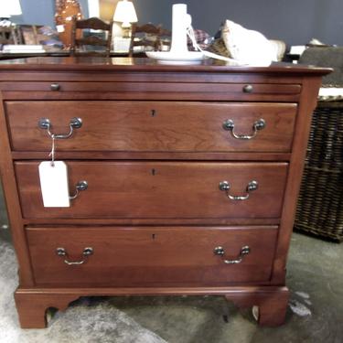 LEXINGTON CHEST OF DRAWERS /BEDSIDE TABLE WITH PULL OUT SHELF