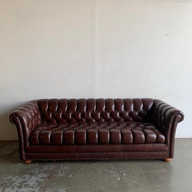 Tufted chesterfield sofa with removable seat 