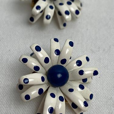 Polkadot flower earrings ~ 1960’s Mod sweet enamel clip ons~ navy blue &amp; white daisies~ flower power 