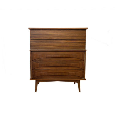 Vintage United Furniture Co. Dresser In Wood 