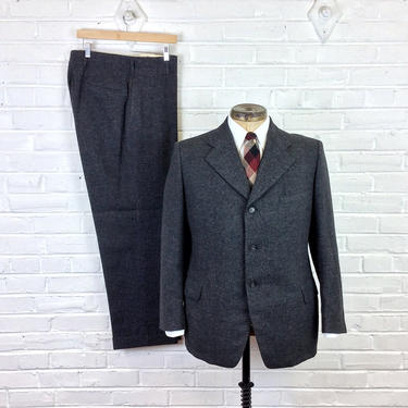Size 42/44, 37x29 Vintage 1930s 1940s Men’s Charcoal Tweed 3 Button 2pc Suit w/ Blue and Red Fleck 