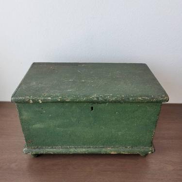 Antique Early American Farmhouse Country Painted Pine Dovetailed Table Box / Miniature Blanket Chest / Wedding Trunk, 19th Century 
