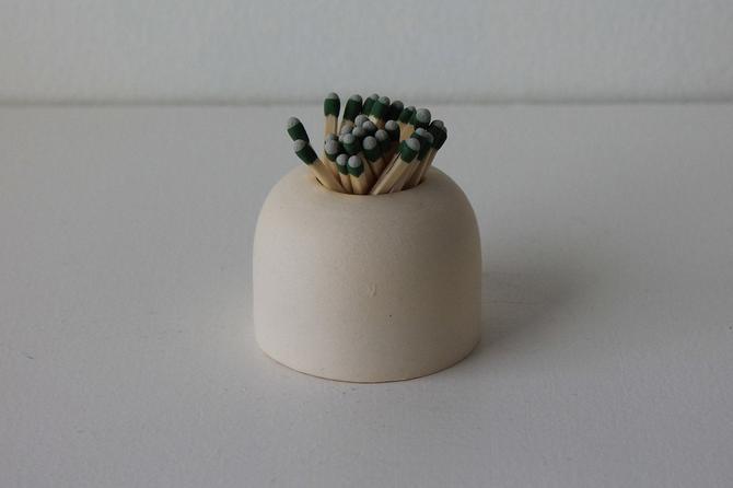 Simple Ceramic Match Striker with Matches 