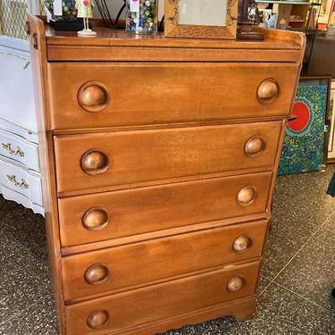 Mid century maple chest of drawers by Virginia house furniture. 35” x 19” x 50” 