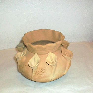 Earthenware Lily Bowl by Mexican Folk Artists Teodora Blanco ( 1928 - 1980) and son Luis Blanco 