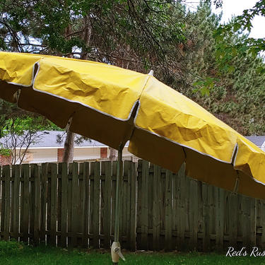 Groovy Yellow Scalloped Patio Umbrella 