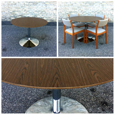 Modern Round Table With Steel Tulip Base 