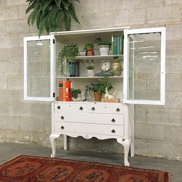 LOCAL PICKUP ONLY ------------- Vintage China Cabinet 