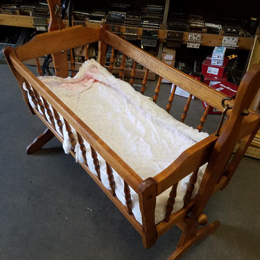 Wood bassinet w/mattress & bumpers 37.5 x 35 x 21