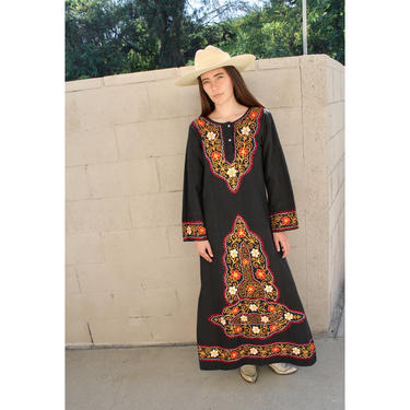 Indian Chainstitch Dress // vintage 70s 1970s embroidered boho hippie maxi cotton black kaftan hippy // S/M 