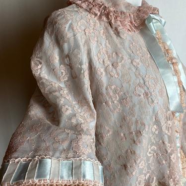 Odette Basra sweet lacy pink & baby blue bed jacket~ silky ribbons~ ruffles Peter Pan collar~ pinup 50’s-60’s cropped sleepwear size M/L 