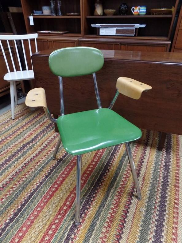 Mid-Century Modern side chair with bent plywood arms