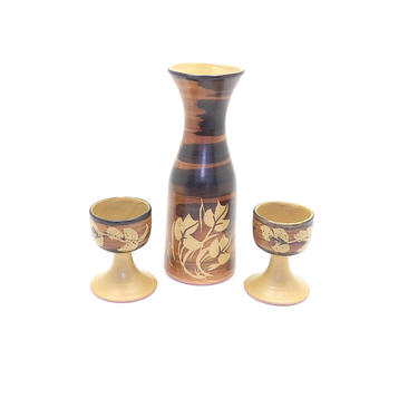 Mid Century Modern 1970 Pacific Stoneware Wine Water Carafe &amp; Goblets Drip Pottery Earthenware Vase Cups Glasses Brown Gold Glazed Ceramics 