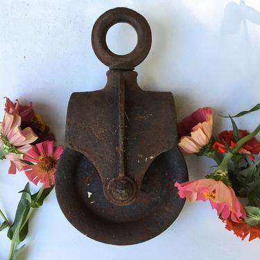 50's Vintage Rusty Farm Pulley, Farmhouse Barn, Functioning Iron Pulley, Industrial, Tools 