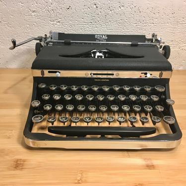 1935 Royal DeLuxe Portable Typewriter w Case, New Ribbon, Owner's Manual 