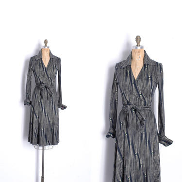 Vintage 1970s Dress / 70s Printed Jersey Wrap Dress / Black ( S M ) 