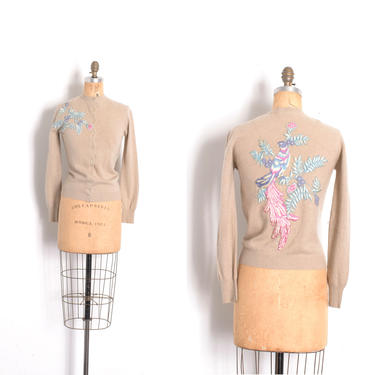 Vintage 1950s Sweater / 50s Cashmere Cardigan with Silk Appliques / Beige Blue Pink ( small S ) 