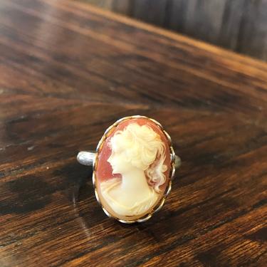 Vintage Adjustable Cameo Ring Silver Tone Metal Scalloped Edges Pink Tone Background Renaissance Classic Statement Jewelry 