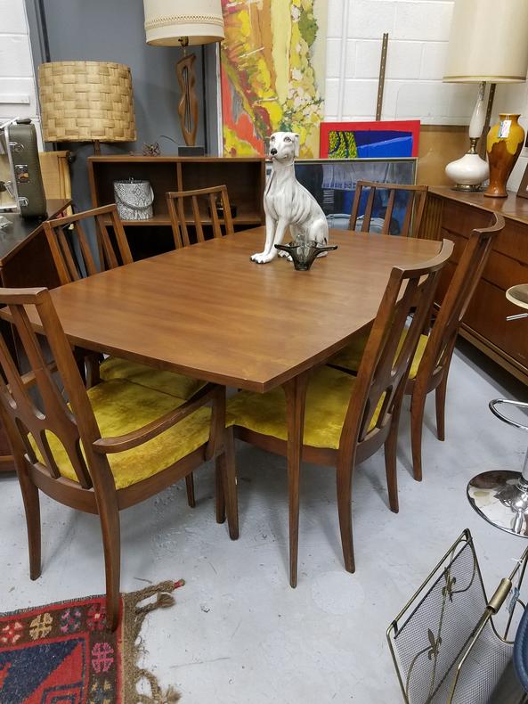 Broyhill Brasilia Dining Set with 6 chairs