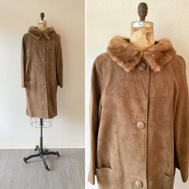 Carmalita 60s coat | Vintage caramel suede coat with fur collar | 1960s suede button front winter coat 