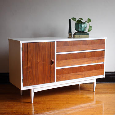 SOLD**White and Wood Mid Century Modern Credenza//MCM Media Console//Mid Century Dresser//Vintage TV Stand//Mid Century Furniture 