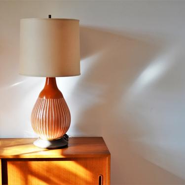 Large Mid-Century Modern Pottery Table Lamp in Orange and Bone White with Ribbed Surface Pattern, circa 1960s 