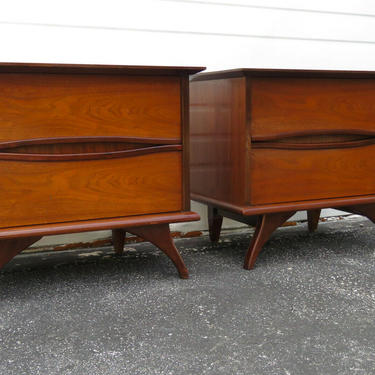 Mid Century Pair of Nightstands Side End Tables 1267