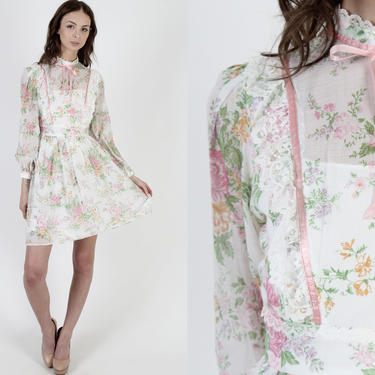Vintage 70s Garden Floral Dress / Easter Sunday Pastel Flower Print / Romantic Bouquet Wildflower Lawn Dress / White Wedding Lace Mini 