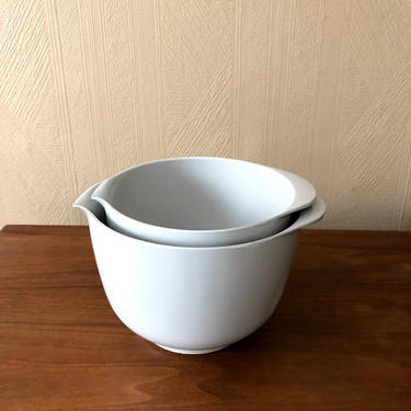 Pair of Mid Century Rosti Denmark Heavy Plastic Nesting Mixing Bowls with Pouring Spouts Light Gray 