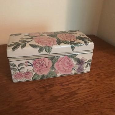 Pretty vintage Chinese lidded box - jewelry box 
