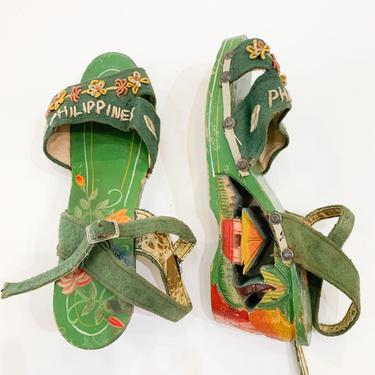 vintage 1940s carved wooden souvenir sandals  / size 7 