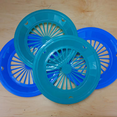 Set of 4 colorful paper plate holders for BBQ, picnic, outdoor dining, vintage plastic green blue teal 9 inch tray, Made in USA Packerware 