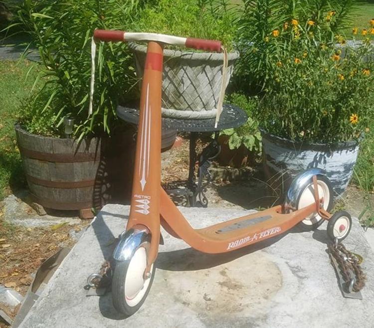 SOLD.                   1960s Radio Flyer Scooter