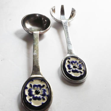 VINTAGE Silver Plated Salad Servers// Salad Fork and Spoon// Blue Delft Ceramic Handle Serving Fork and Spoon 