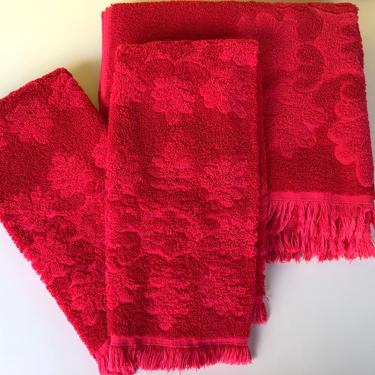 Retro Red Cannon Towels - 1 Bath and 2 Hand - Vintage 1970s! 