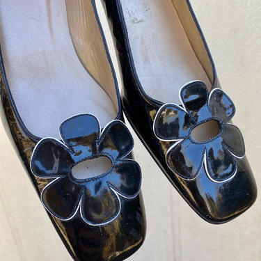 Vintage 90s does 60s Stuart Weitzman designer Patent Floral Mod Black and white Block heel Never worn Deadstock pumps loafers shoes size 6 