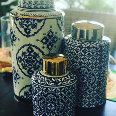Set of three large blue and white lidded urns / jars 