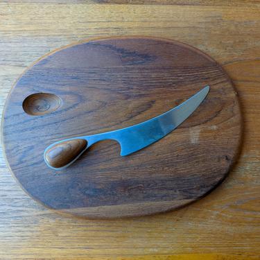 1960s acacia oval cheese board with knife by viviavnna torun for dansk (CON-0754)