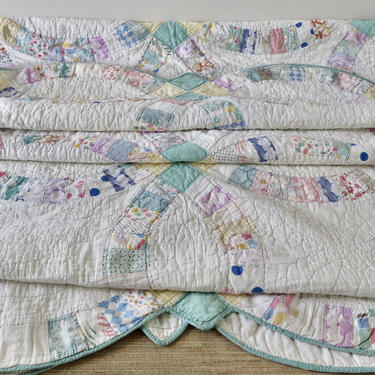 Vintage Handmade Quilt - Vintage Quilt Blanket - Wedding Ring Pattern - Floral Pastels - Scalloped Edges 