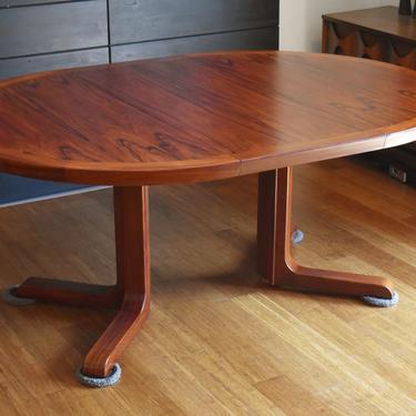 Newly-restored Brazilian rosewood expandable dining table by Faarup Mobelfabrik 