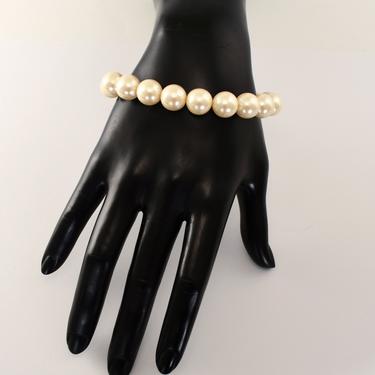 Fabulous 50's faux pearl gold plate metal clam shell clasp bracelet, big creamy plastic pearls mid-century statement stacker 