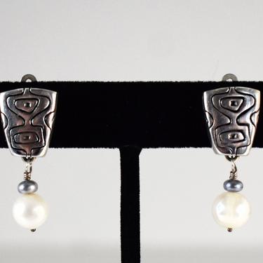 Vintage Lisa Jenks sterling pearls clip-on earrings, edgy Modernist matte 925 silver peacock & white pearl dangles 