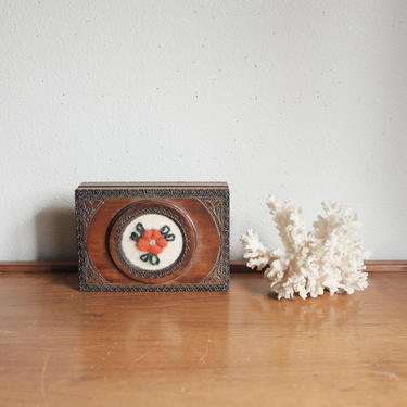 Wood box with yarn flower 