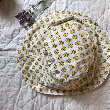 90's smiley face bucket hat 