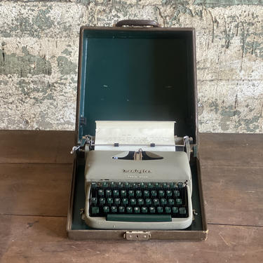 Vintage Remington Travel Riter Typewriter w/Case 