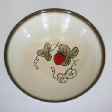 Vintage Round Serving Vegetable Bowl 9 by Metlox Poppytrail Vernon California Strawberry Made in California USA Pottery