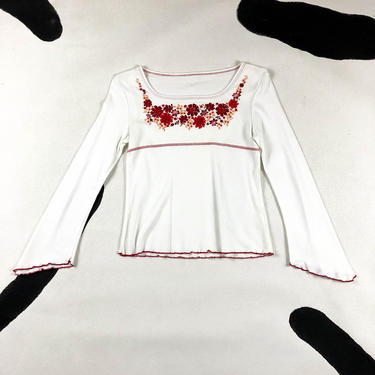 90s White Floral Scoop Neck Long Sleeve Cropped Tee / Baby Tee / Beaded / Small / Empire Waist / Red Topstitching / Contrast Stitching / 