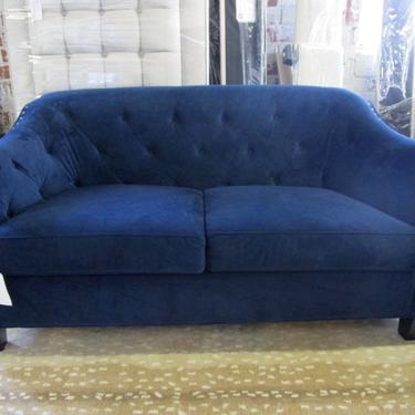 TUFTED LOVE SEAT WITH NAIL HEADS IN NAVY/DEEP BLUE