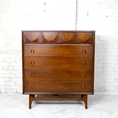 Vintage Mid century modern 5 drawer dresser Broyhill Brasilia Premier with sculptural details | Free delivery in NYC and Hudson Valley areas 